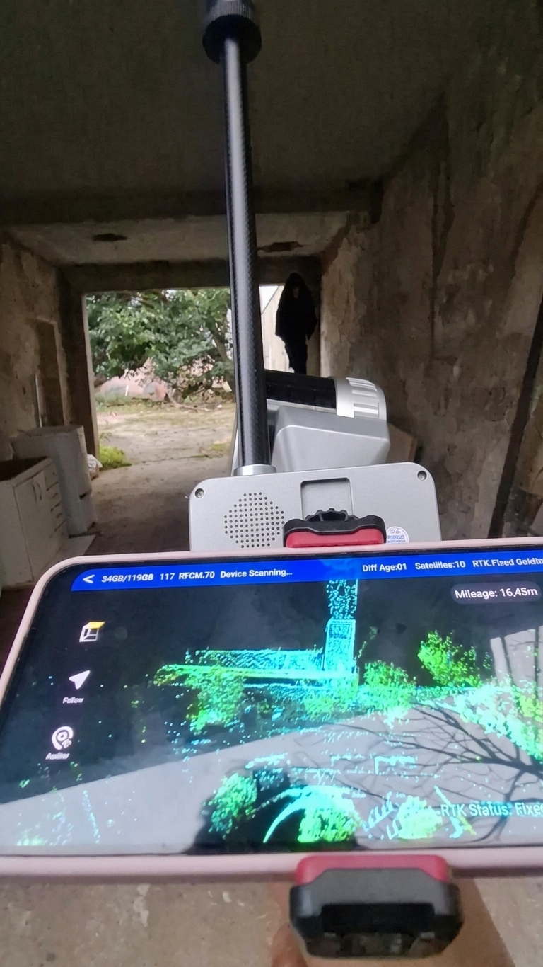 Demonstração prática do scanner laser portátil mapeando o terreno e gerando nuvem de pontos em tempo real.
