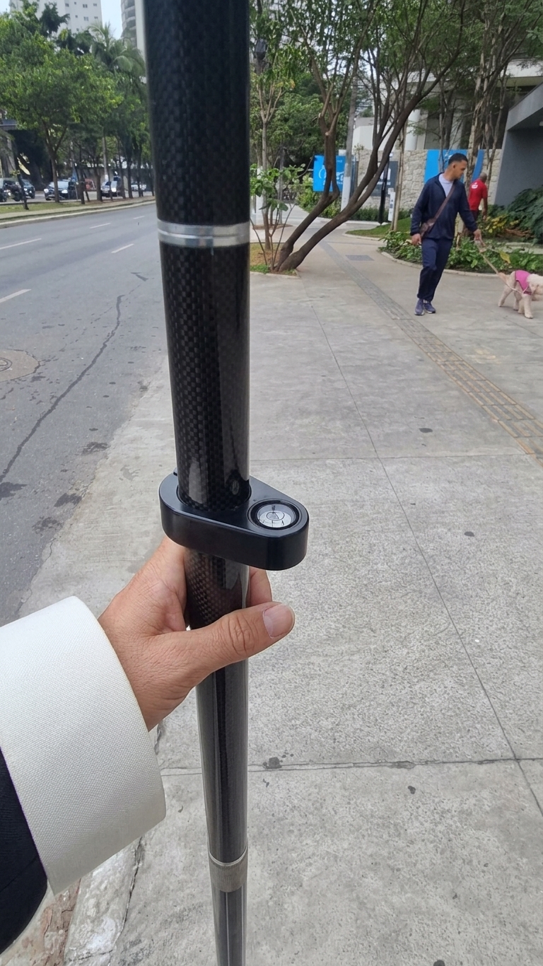 Marcação de pontos de controle na calçada para apoio do levantamento cadastral.