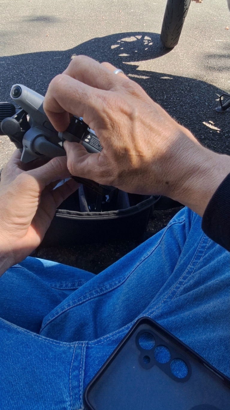 Montagem e ativação do drone dji em uma superfície plana antes de iniciar o plano de voo aéreo.