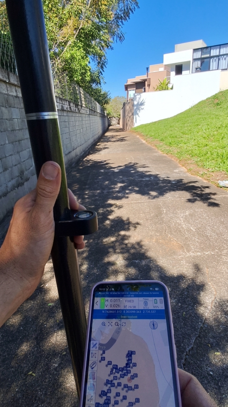 Cadastro e codificação de poço de visita (pv) no receptor, crucial para o georreferenciamento de feições com as fotos do drone.