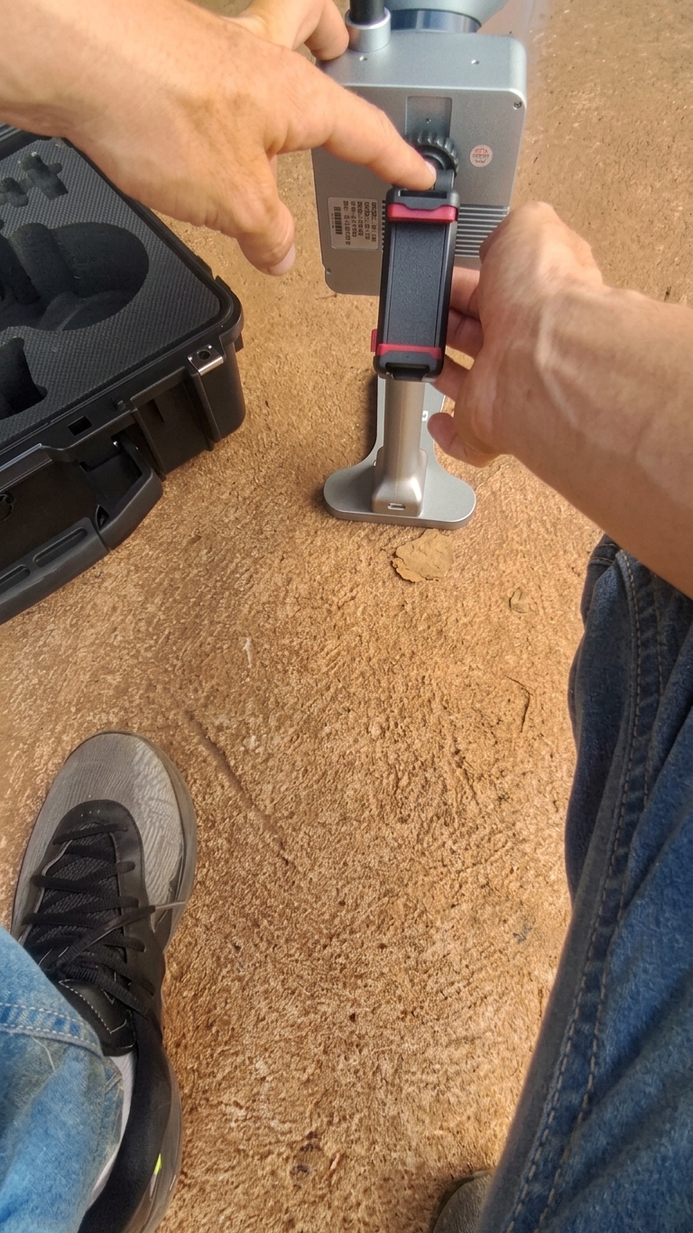Montagem e preparação do escâner a laser acoplado ao bastão para o início do levantamento.