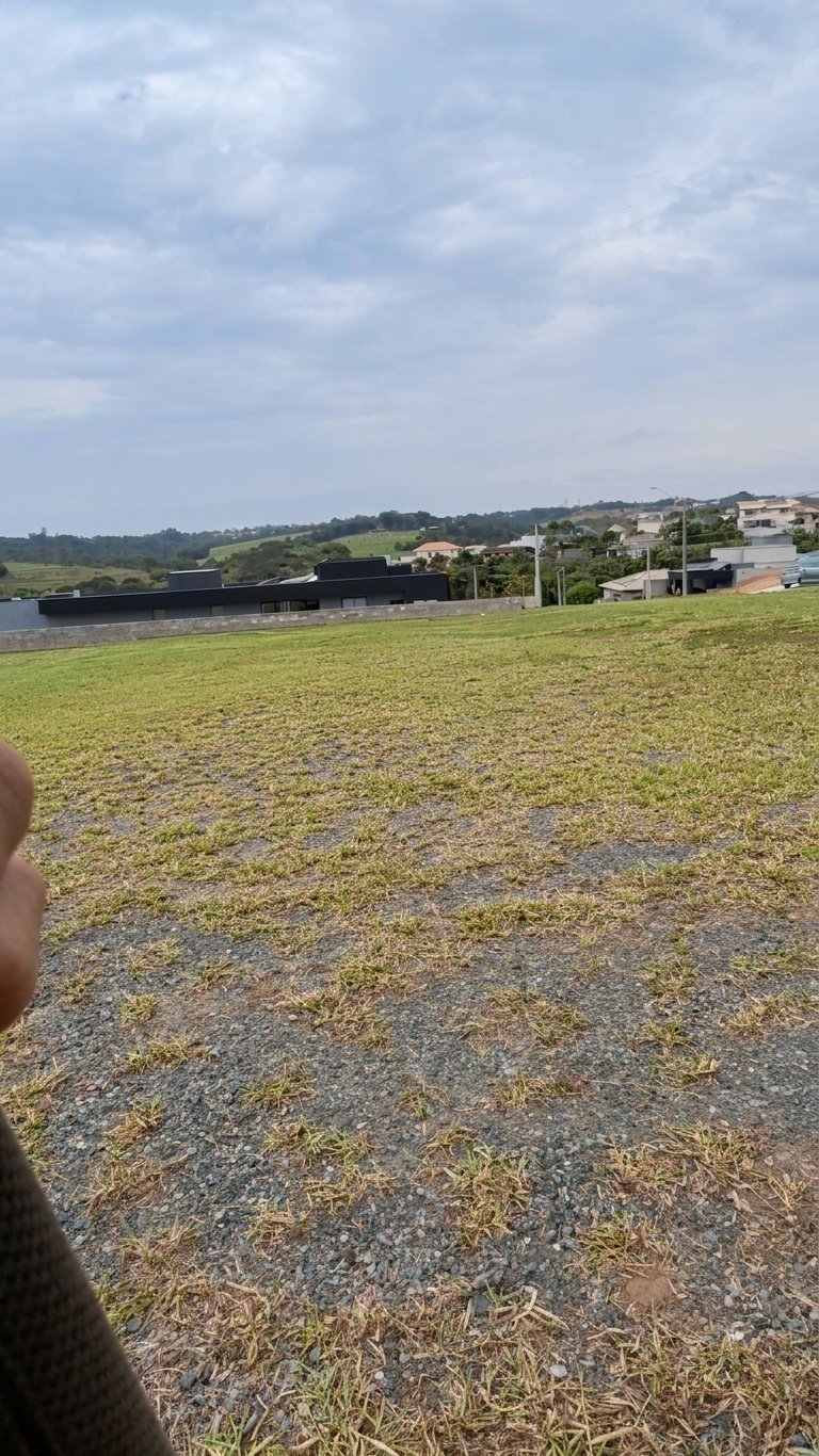 Levantamento topografico planialtimetrico aracoiaba da serra foto 1 Visão panorâmica do amplo terreno gramado com a antena gnss rtk instalada sobre tripé nivelado no centro da área de serviço.