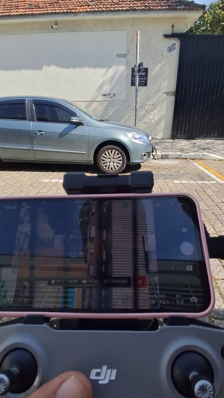Voo de drone para aerofotogrametria com imagem em tempo real exibida na tela do controle dji