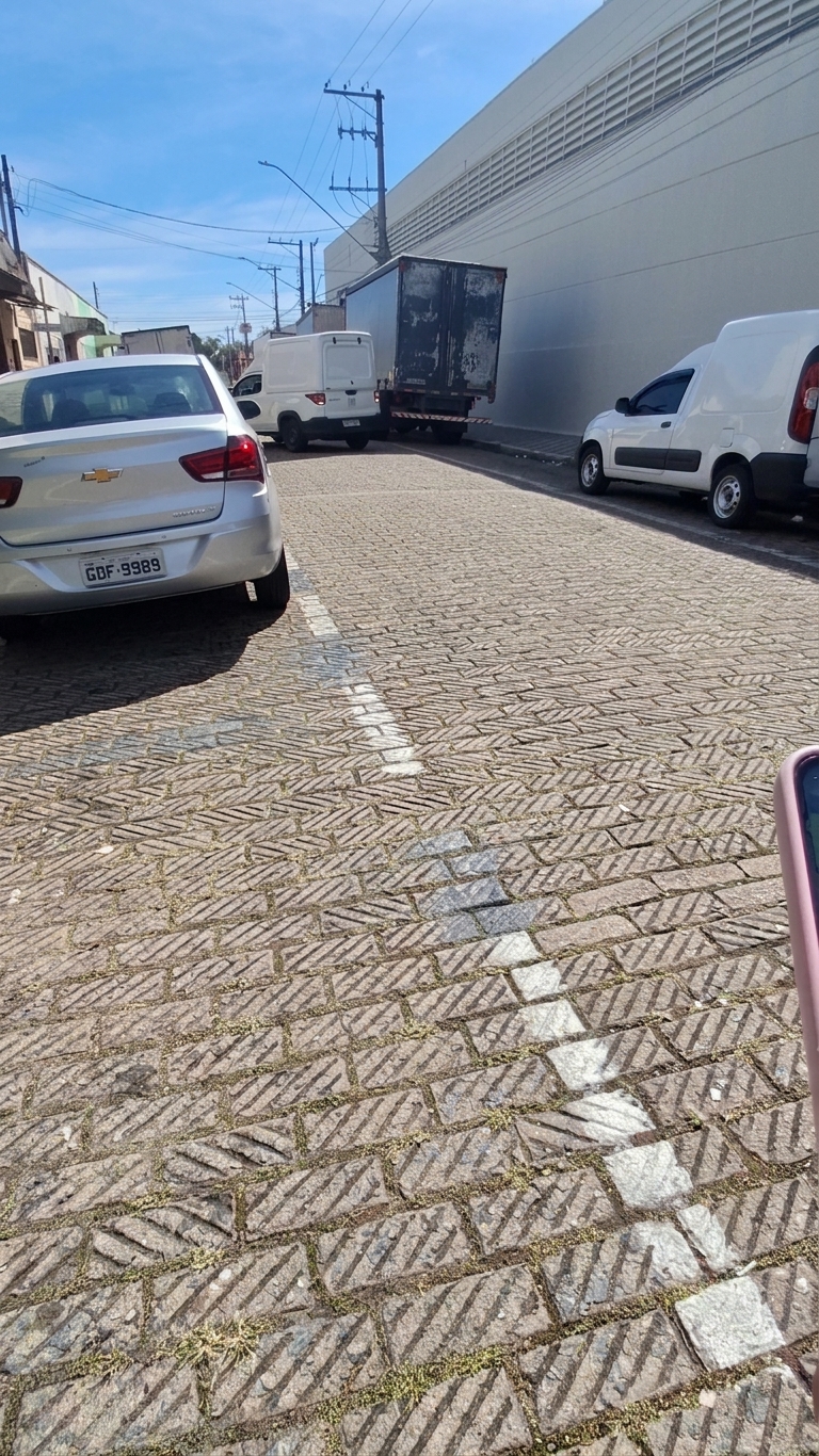 Início do levantamento topográfico na rua com o operador explicando a coleta de pontos e inicializando o receptor gnss